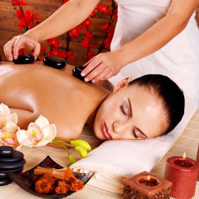 massaggio hot stone nel centro massaggi serenity and relax Svizzera
